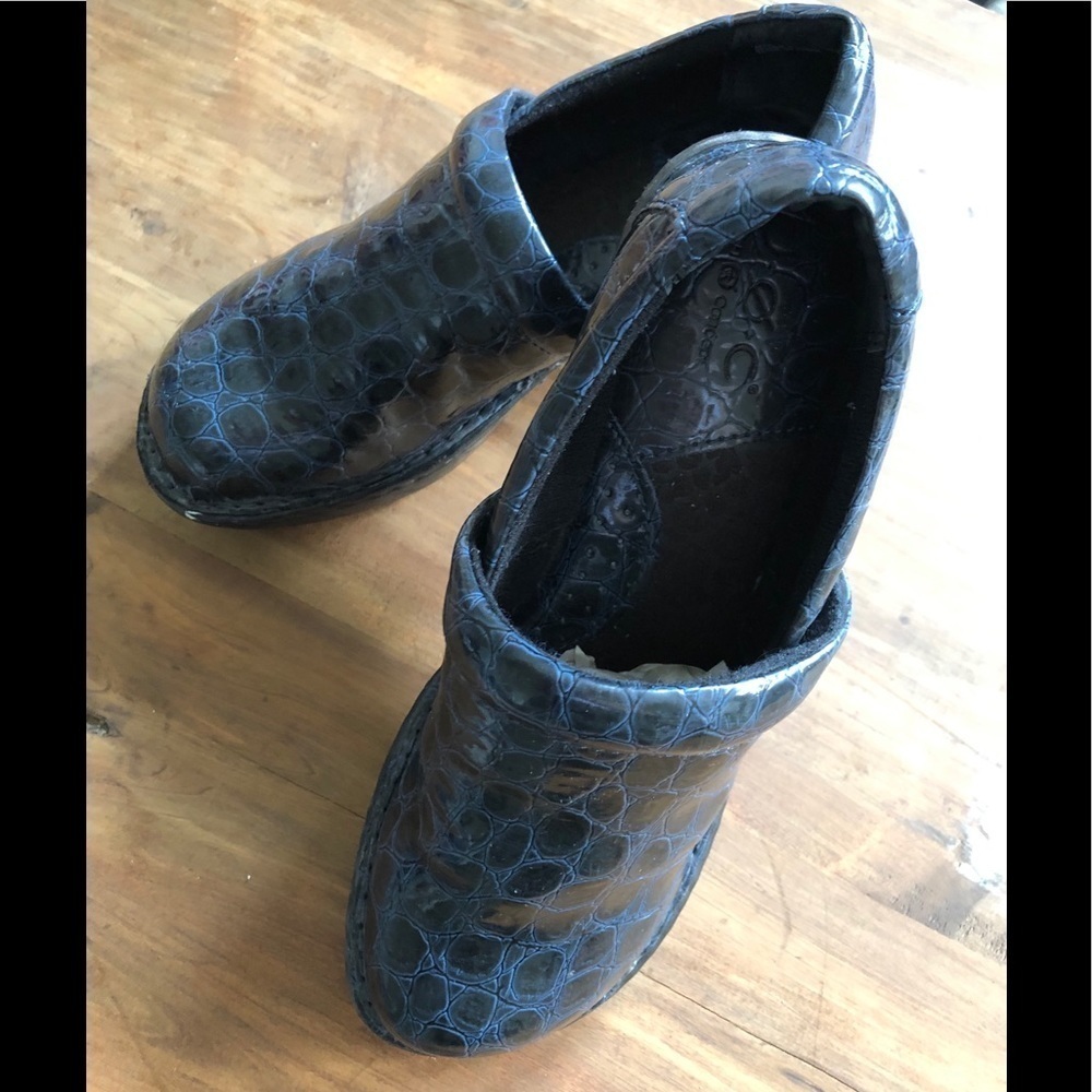BOC ( Born) woman’s Navy snakeskin comfort clogs